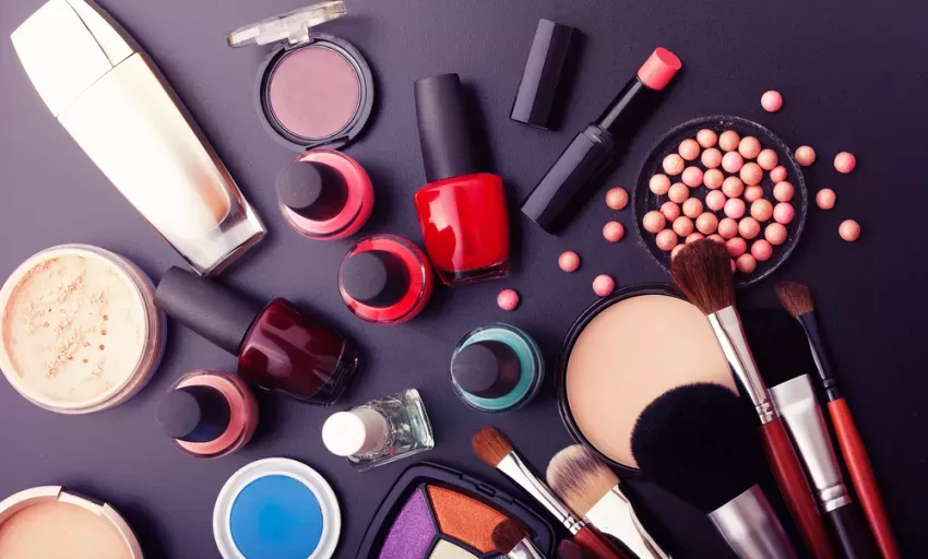 Makeup tips to match your spring and summer outfits