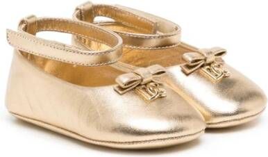 Dolce & Gabbana Kids logo-plaque foiled ballerina shoes Gold