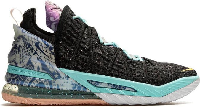 Nike x Supreme SB Dunk Low "Stars Barkroot Brown" sneakers