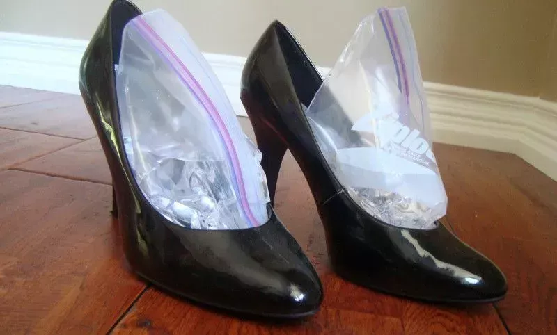 Stretching shoes with ice